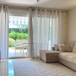 Umag, prva linija do mora, prizemni stan s vrtom i garažom