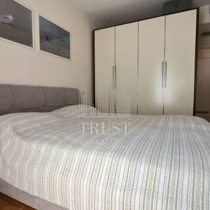 Umag, prva linija do mora, prizemni stan s vrtom i garažom