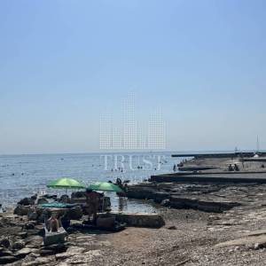 Umag, prva linija do mora, prizemni stan s vrtom i garažom