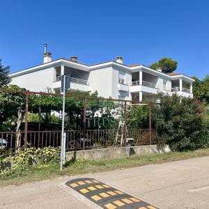 Umag, prva linija do mora, prizemni stan s vrtom i garažom