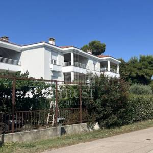 Umag, prva linija do mora, prizemni stan s vrtom i garažom