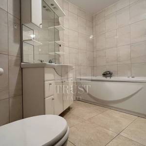 Umag, prva linija do mora, prizemni stan s vrtom i garažom