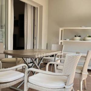 Umag, prva linija do mora, prizemni stan s vrtom i garažom