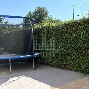 Umag, prva linija do mora, prizemni stan s vrtom i garažom