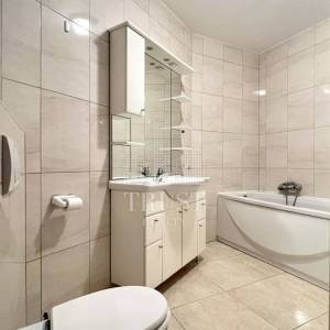 Umag, prva linija do mora, prizemni stan s vrtom i garažom