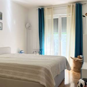 Umag, prva linija do mora, prizemni stan s vrtom i garažom