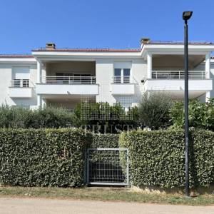 Umag, prva linija do mora, prizemni stan s vrtom i garažom