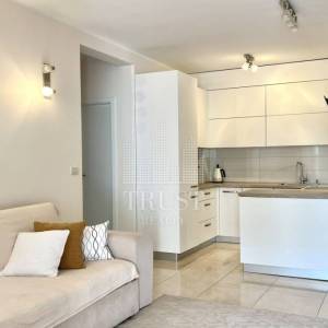 Umag, prva linija do mora, prizemni stan s vrtom i garažom