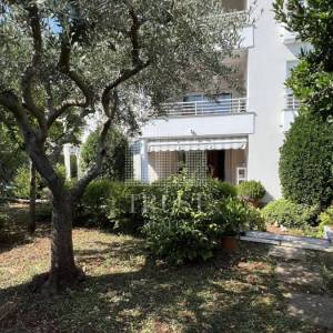 Umag, prva linija do mora, prizemni stan s vrtom i garažom