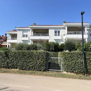 Umag, prva linija do mora, prizemni stan s vrtom i garažom