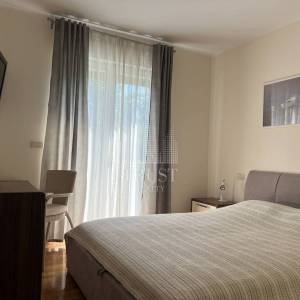 Umag, prva linija do mora, prizemni stan s vrtom i garažom