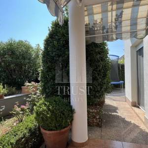 Umag, prva linija do mora, prizemni stan s vrtom i garažom