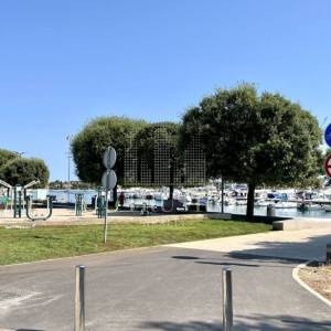 Umag, prva linija do mora, prizemni stan s vrtom i garažom