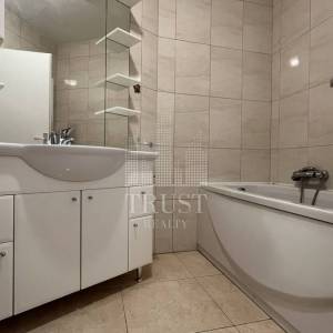 Umag, prva linija do mora, prizemni stan s vrtom i garažom