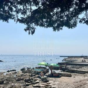 Umag, prva linija do mora, prizemni stan s vrtom i garažom