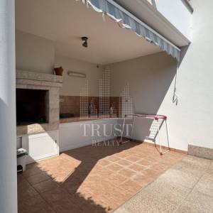 Umag, prva linija do mora, prizemni stan s vrtom i garažom