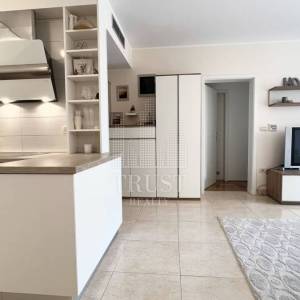 Umag, prva linija do mora, prizemni stan s vrtom i garažom