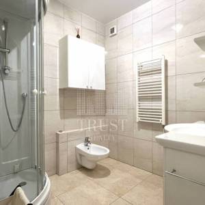 Umag, prva linija do mora, prizemni stan s vrtom i garažom