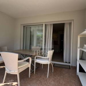 Umag, prva linija do mora, prizemni stan s vrtom i garažom