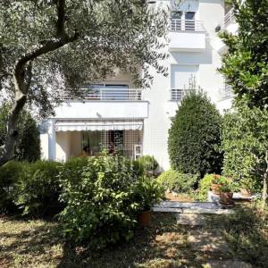 Umag, prva linija do mora, prizemni stan s vrtom i garažom