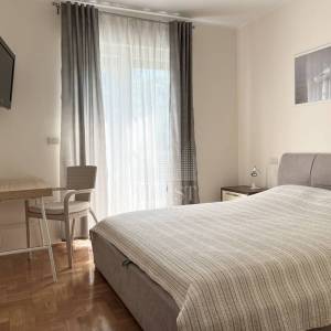 Umag, prva linija do mora, prizemni stan s vrtom i garažom