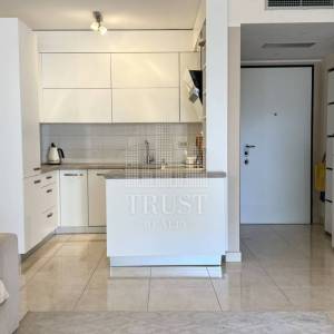 Umag, prva linija do mora, prizemni stan s vrtom i garažom