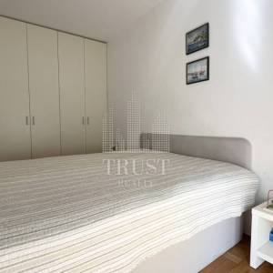 Umag, prva linija do mora, prizemni stan s vrtom i garažom