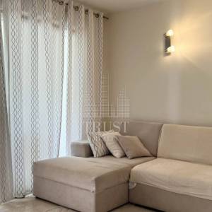 Umag, prva linija do mora, prizemni stan s vrtom i garažom