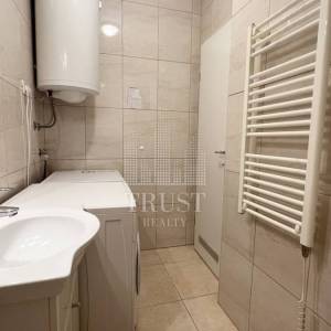 Umag, prva linija do mora, prizemni stan s vrtom i garažom