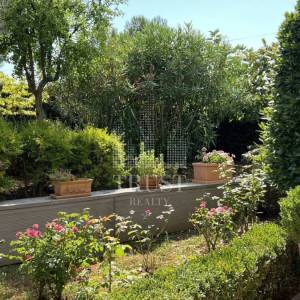 Umag, prva linija do mora, prizemni stan s vrtom i garažom