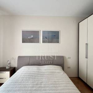 Umag, prva linija do mora, prizemni stan s vrtom i garažom