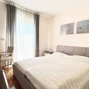 Umag, prva linija do mora, prizemni stan s vrtom i garažom