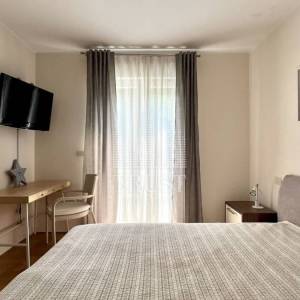 Umag, prva linija do mora, prizemni stan s vrtom i garažom