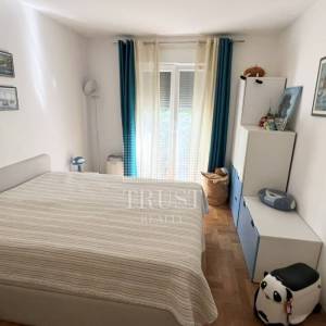 Umag, prva linija do mora, prizemni stan s vrtom i garažom