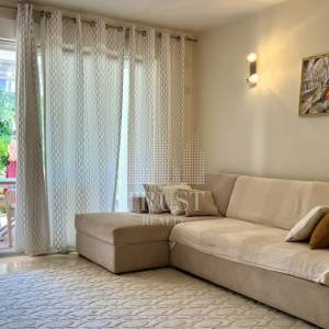 Umag, prva linija do mora, prizemni stan s vrtom i garažom