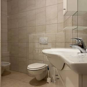 Umag, prva linija do mora, prizemni stan s vrtom i garažom