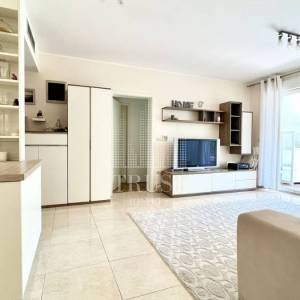 Umag, prva linija do mora, prizemni stan s vrtom i garažom