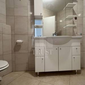 Umag, prva linija do mora, prizemni stan s vrtom i garažom