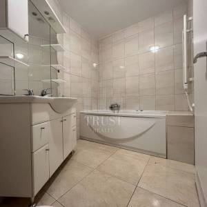 Umag, prva linija do mora, prizemni stan s vrtom i garažom