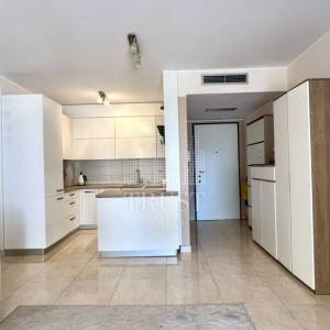 Umag, prva linija do mora, prizemni stan s vrtom i garažom