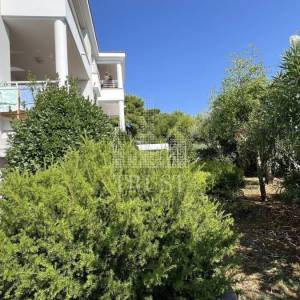 Umag, prva linija do mora, prizemni stan s vrtom i garažom