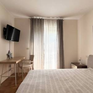 Umag, prva linija do mora, prizemni stan s vrtom i garažom