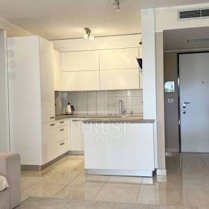 Umag, prva linija do mora, prizemni stan s vrtom i garažom