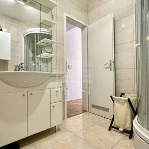 Umag, prva linija do mora, prizemni stan s vrtom i garažom