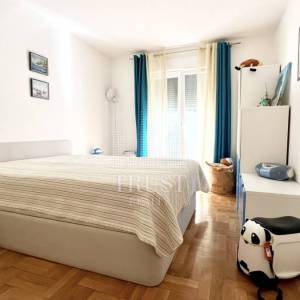 Umag, prva linija do mora, prizemni stan s vrtom i garažom