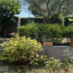 Umag, prva linija do mora, prizemni stan s vrtom i garažom