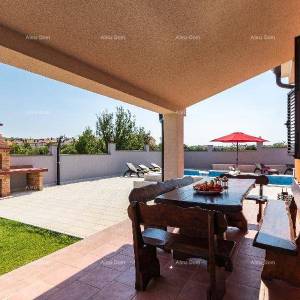 Valdebek. Samostojeća kuća s bazenom i jacuzzijem! Blizina centra grada Pule.