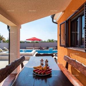 Valdebek. Samostojeća kuća s bazenom i jacuzzijem! Blizina centra grada Pule.