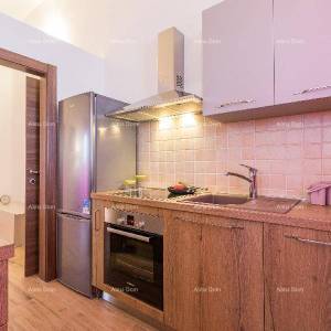 Valdebek. Samostojeća kuća s bazenom i jacuzzijem! Blizina centra grada Pule.