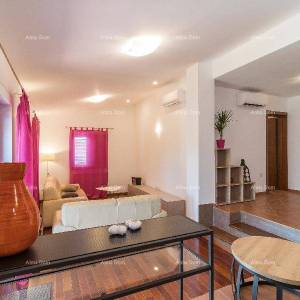 Valdebek. Samostojeća kuća s bazenom i jacuzzijem! Blizina centra grada Pule.